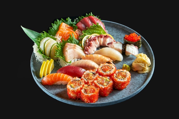 set sushi composto da vari nigiri sashimi e uramaki con avocado salmone e caviale tobiko