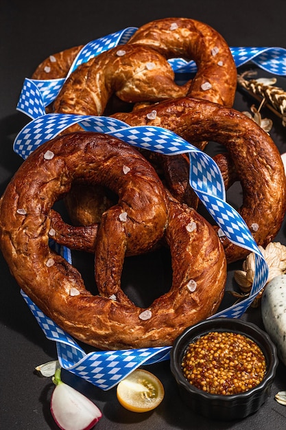 Set tradizionale dell'Oktoberfest Pretzel stinco di maiale affumicato eisbein con luppolo