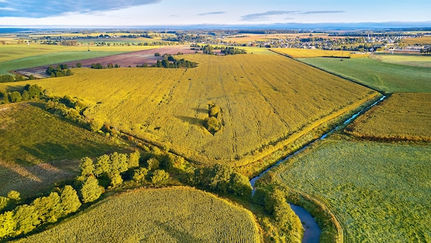 Settembre campi agricoli panorama aereo Soleggiato paesaggio autunnale Meadows river village road