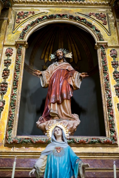 Settimana Santa in Spagna, immagini di vergini e rappresentazioni di Cristo, scene di fede nelle chiese e templi di culto della cristianità