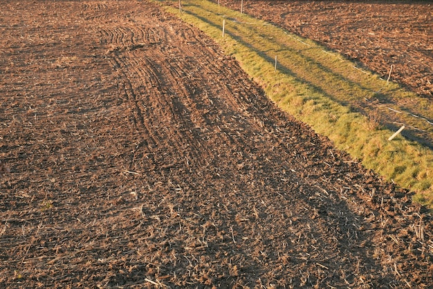 Settore agricolo nella stagione tardo autunnale Grandi zolle di terreno sul campo