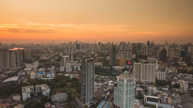 Settore commerciale a Bangkok, in Tailandia, mostrando edifici e traffico nel tramonto