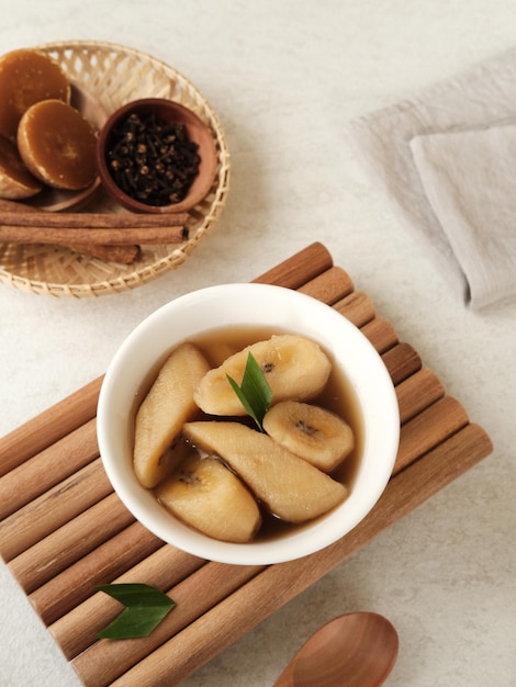 Setup Pisang è un dolce tradizionale a base di zucchero di palma e banana bollito con foglie di pandan alla cannella
