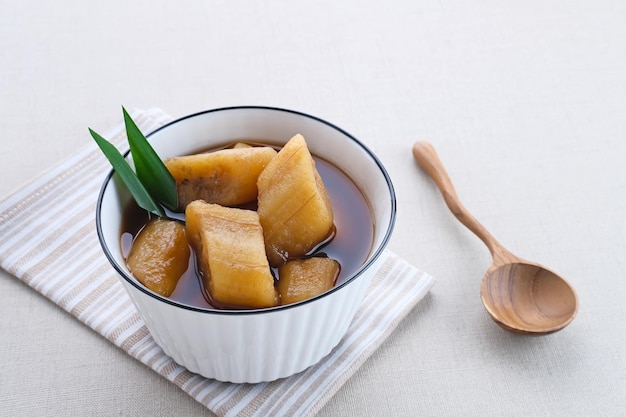 Setup Pisang è un dolce tradizionale a base di zucchero di palma e banana bollito con foglie di pandan alla cannella