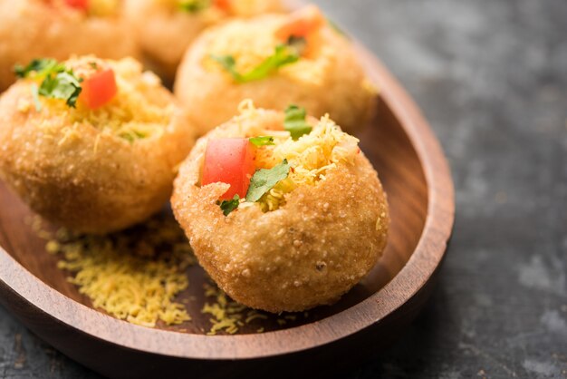 Sev puri - Spuntino indiano e un tipo di chaat. Popolare a Mumbai Pune dal Maharashtra. è un cibo da strada servito anche come antipasto nei ristoranti