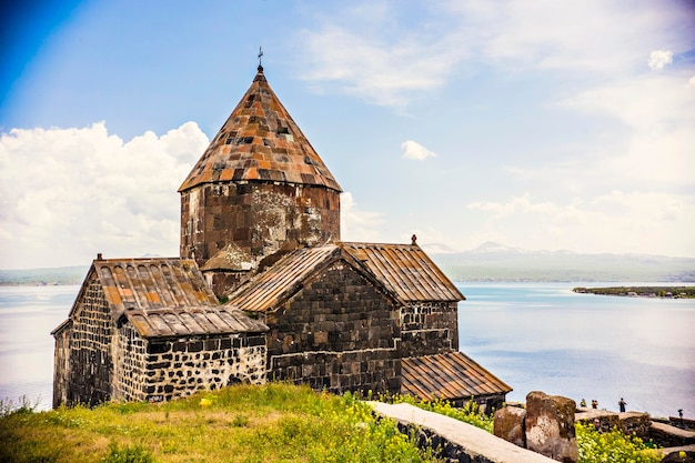 Sevanavank è un complesso monastico situato su una penisola sulla sponda nord-occidentale del lago Sevan