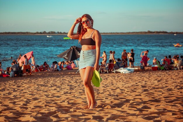 Sexy ragazza dai capelli rossi in spiaggia