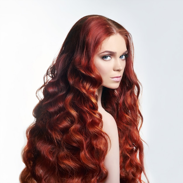 Sexy ragazza nuda bella rossa con i capelli lunghi