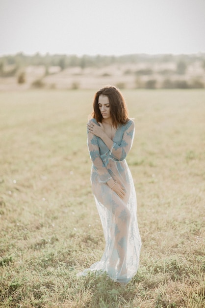 sexy ragazza nuda in topless in posa in un campo in estate Aggiunto l'effetto di una piccola grana della pellicola