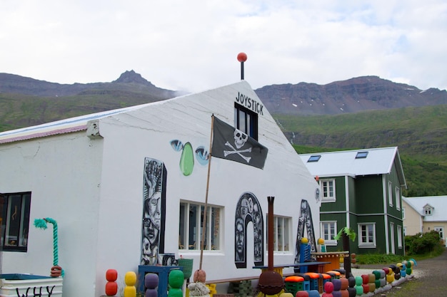 Seydisfjordur ha decorato la casa vicino al punto di riferimento dell'Islanda