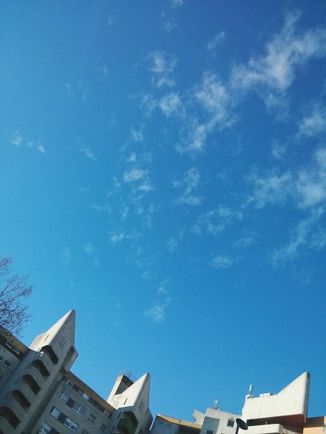 Sezione alta dell'edificio contro il cielo blu