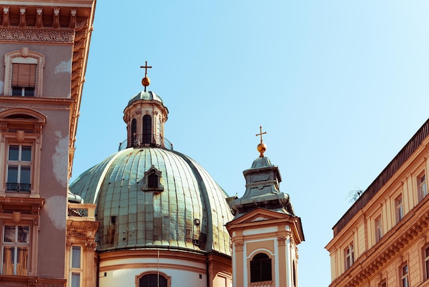 Sezione alta della chiesa contro un cielo limpido