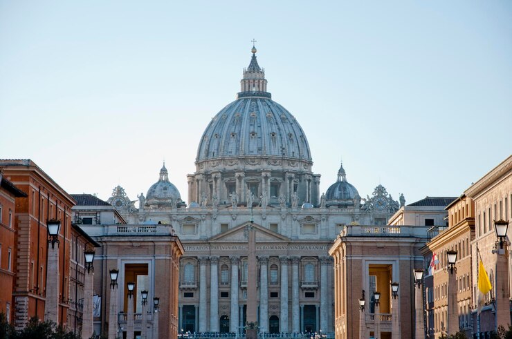 Foto sezione alta della chiesa contro un cielo limpido