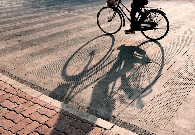 Sezione bassa dell'uomo in bicicletta