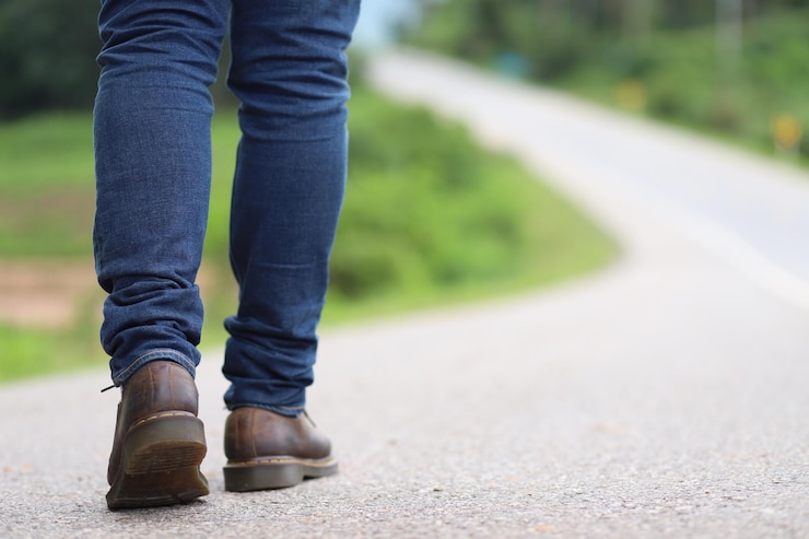 Foto sezione bassa dell'uomo in piedi sul sentiero