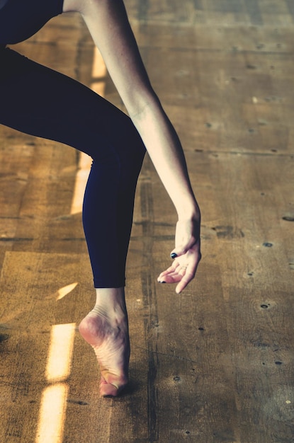 Sezione bassa della ballerina sul pavimento