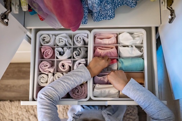 Sezione bassa della donna in camera da letto