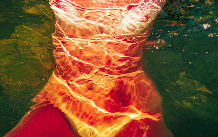 Foto sezione bassa della donna nel lago
