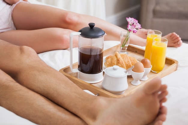 Sezione bassa delle coppie facendo colazione a letto