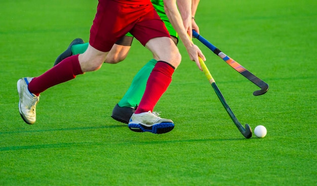 Sezione bassa di giocatori che giocano a hockey sul campo