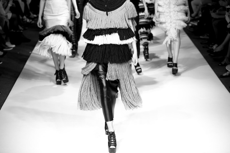 Foto sezione bassa di modelle alla sfilata di moda