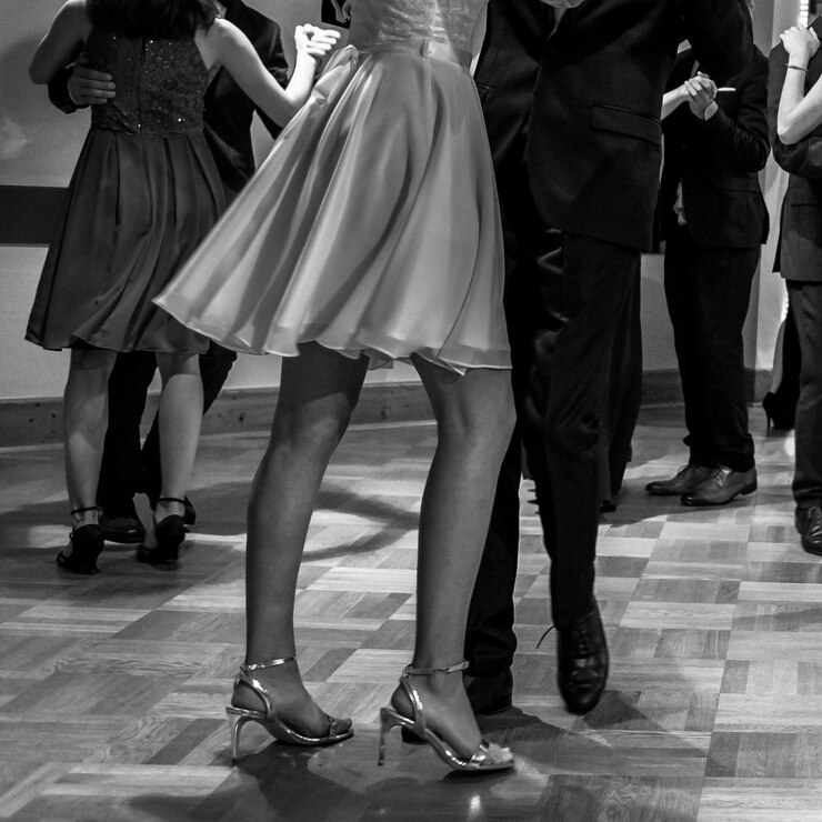 Foto sezione bassa di persone che ballano sul pavimento