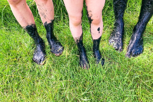 Sezione bassa di persone che camminano su un campo erboso