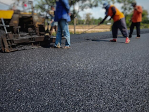 Sezione bassa di persone che camminano sulla strada