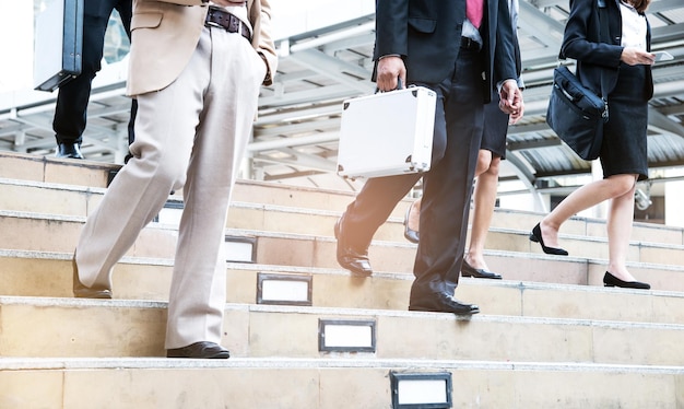 Sezione bassa di persone che camminano sulle scale