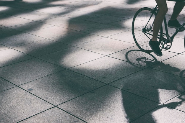 Sezione bassa di persone in bicicletta sul sentiero pedonale in città