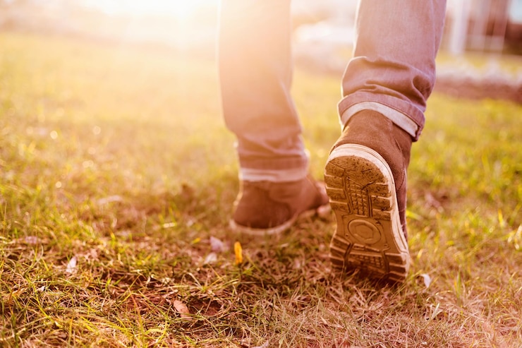 Foto sezione bassa di un uomo che cammina sul campo