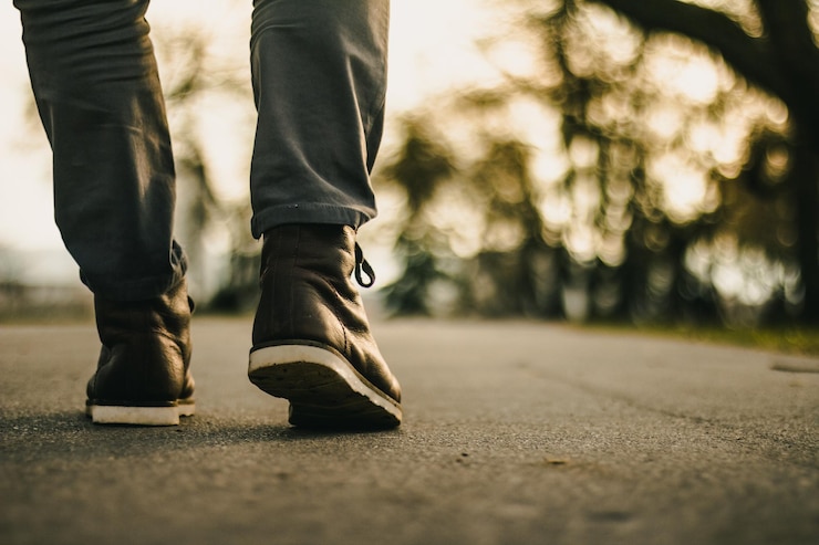 Foto sezione bassa di un uomo che cammina sulla strada