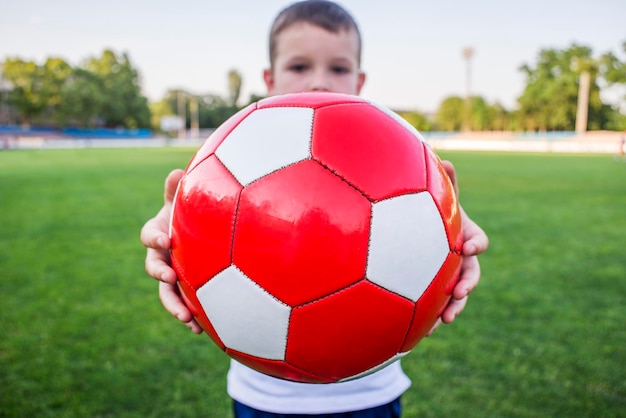 Sezione bassa di un uomo che gioca a calcio al parco