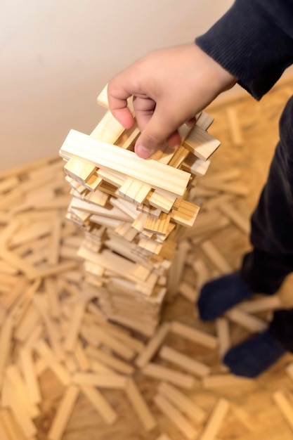 Sezione bassa di un uomo che gioca sul pavimento di legno