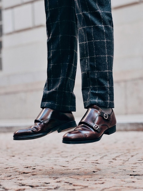 Sezione bassa di un uomo che indossa scarpe di pelle