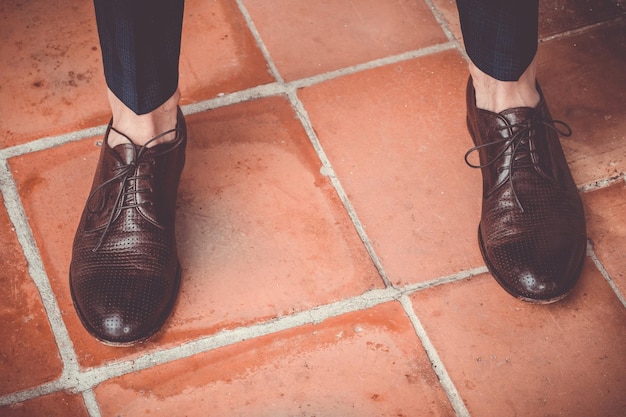 Sezione bassa di un uomo che indossa scarpe mentre si trova sul sentiero