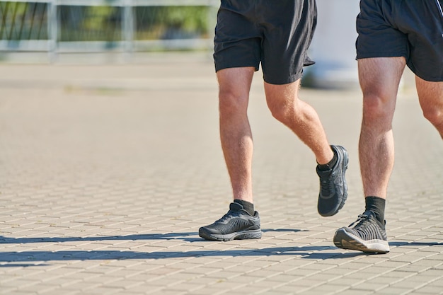 Sezione bassa di un uomo che indossa scarpe