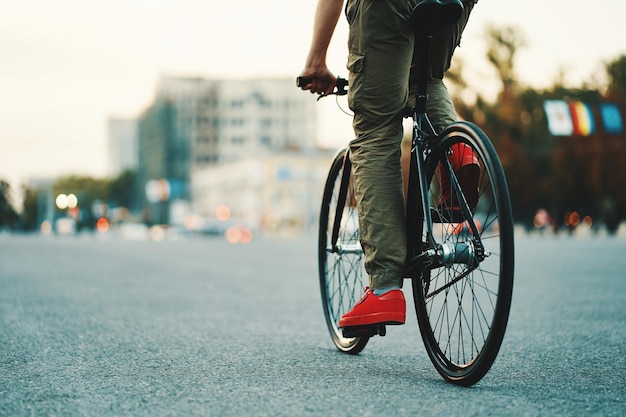 Sezione bassa di un uomo in bicicletta per strada