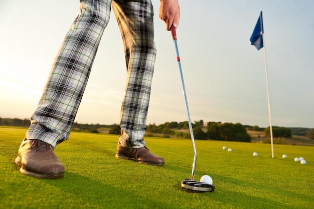 Sezione bassa di un uomo in piedi sul campo da golf