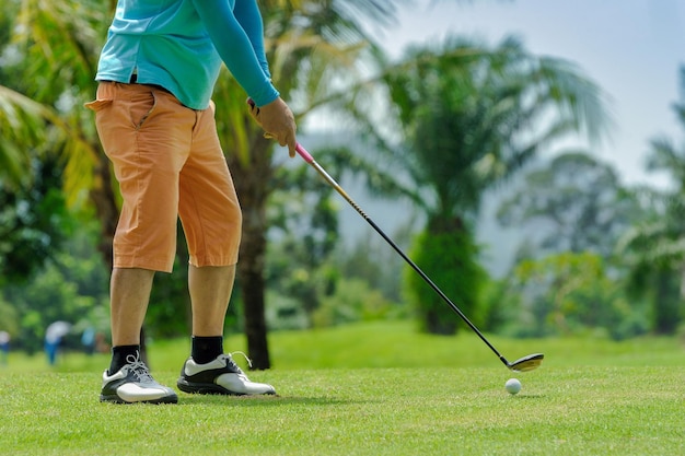 Sezione bassa di un uomo in piedi sul campo da golf