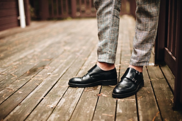 Sezione bassa di un uomo in piedi sulla passerella