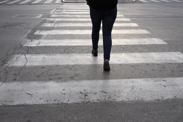 Sezione bassa di una donna che cammina sulla strada