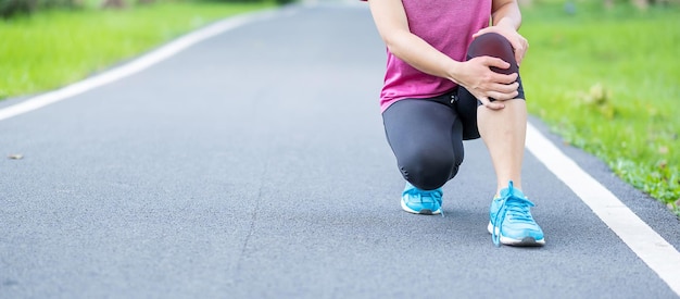 Sezione bassa di una donna che corre sulla strada