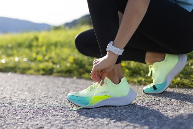 Sezione bassa di una donna in piedi sulla strada