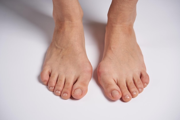 Sezione bassa di una persona in piedi su uno sfondo bianco