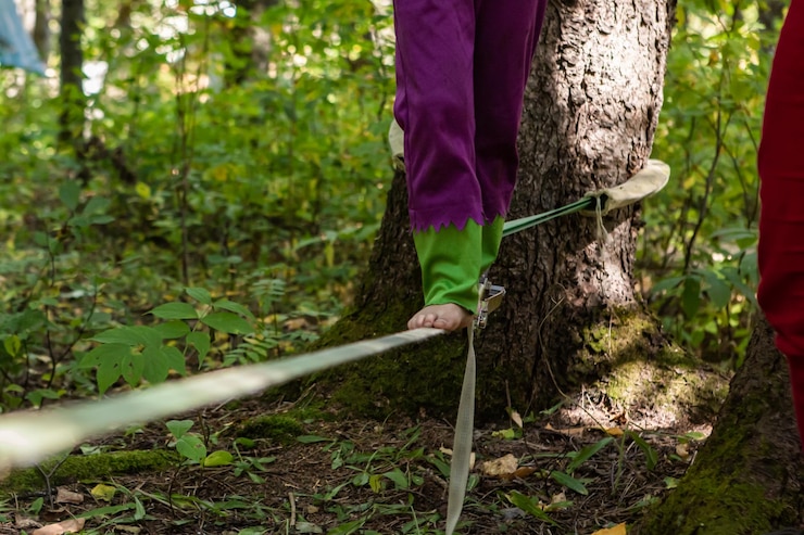Foto sezione bassa di una persona in piedi vicino al tronco di un albero nella foresta