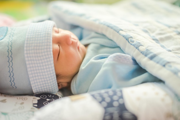 Sezione centrale del bambino che dorme nel letto