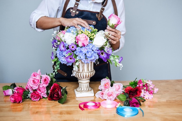 Sezione centrale del fiorista che dispone i fiori sul tavolo del negozio