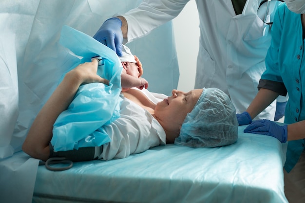 Sezione centrale del medico che esamina il paziente sul letto