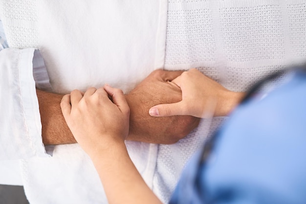 Sezione centrale del medico che esamina il paziente